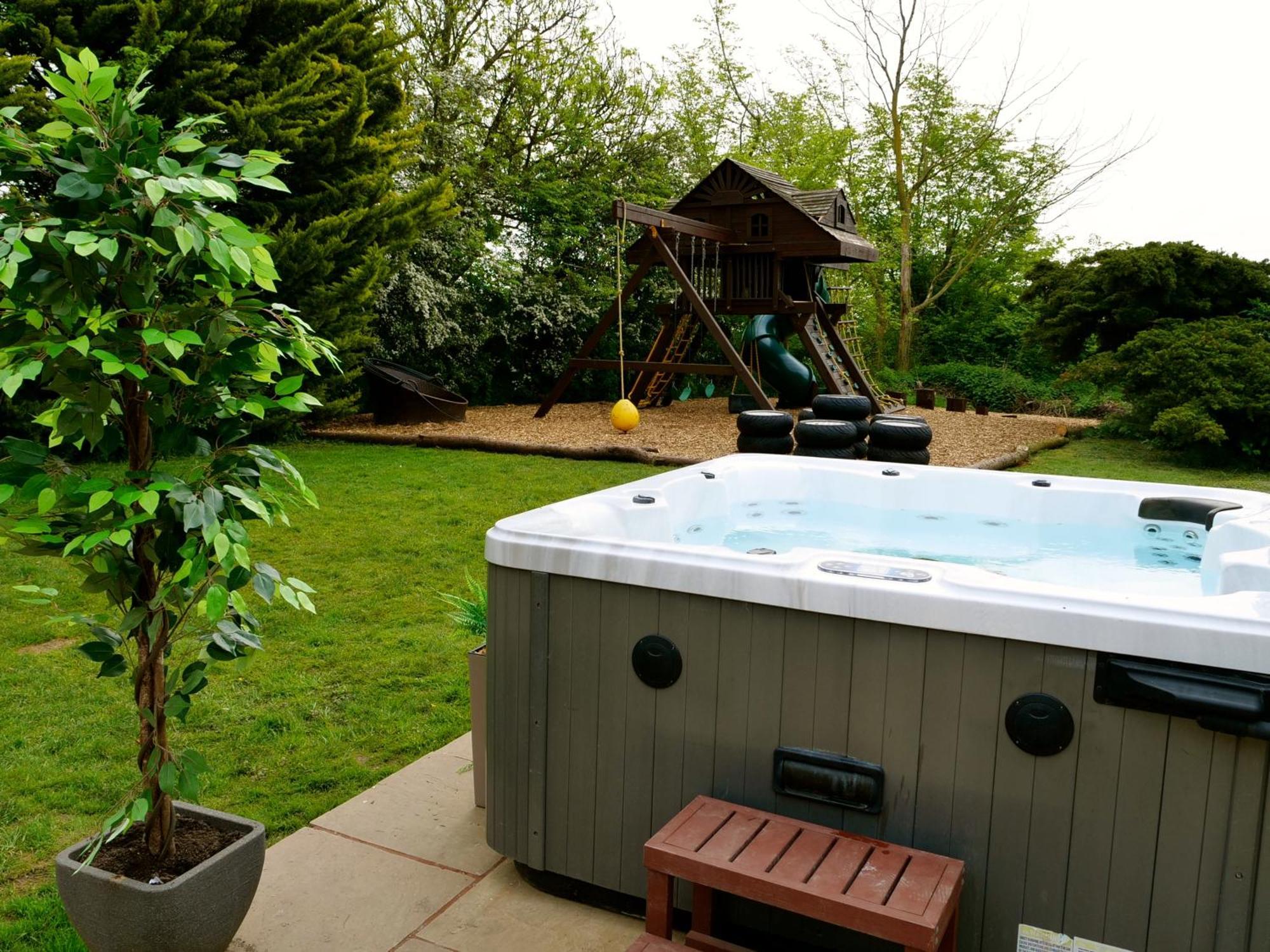 Deluxe 4 Or 5 Bed House With Hot Tub, Cinema Room Sleeps 15 แซฟฟรอนวอลเดน ภายนอก รูปภาพ