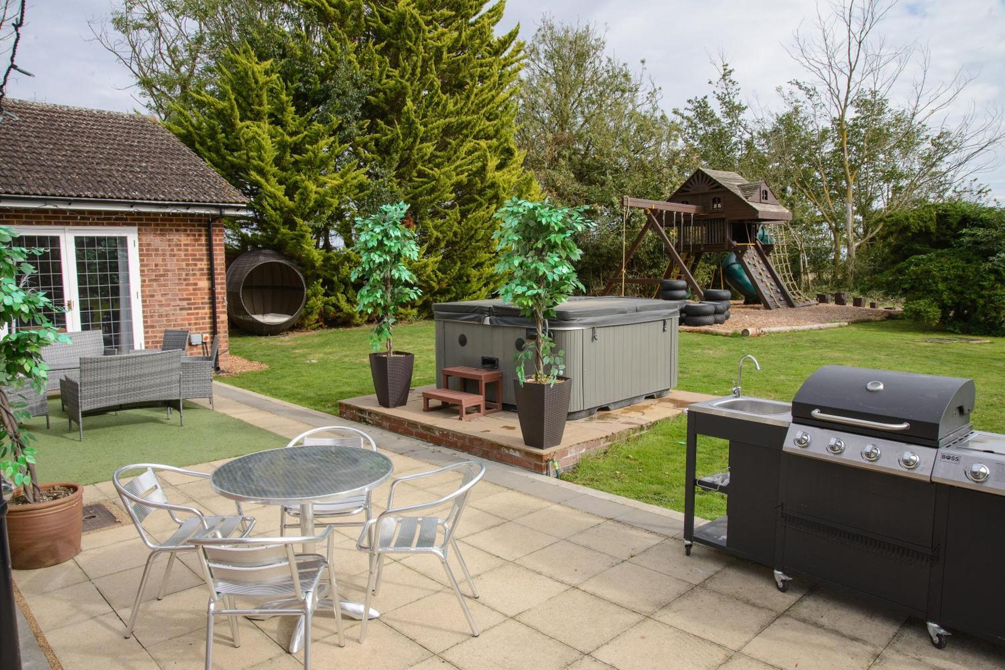 Deluxe 4 Or 5 Bed House With Hot Tub, Cinema Room Sleeps 15 แซฟฟรอนวอลเดน ภายนอก รูปภาพ