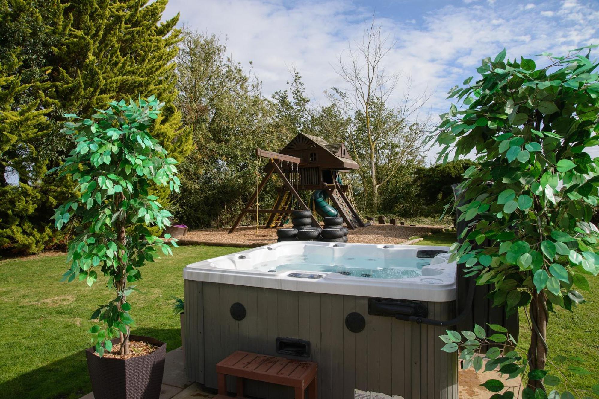 Deluxe 4 Or 5 Bed House With Hot Tub, Cinema Room Sleeps 15 แซฟฟรอนวอลเดน ภายนอก รูปภาพ