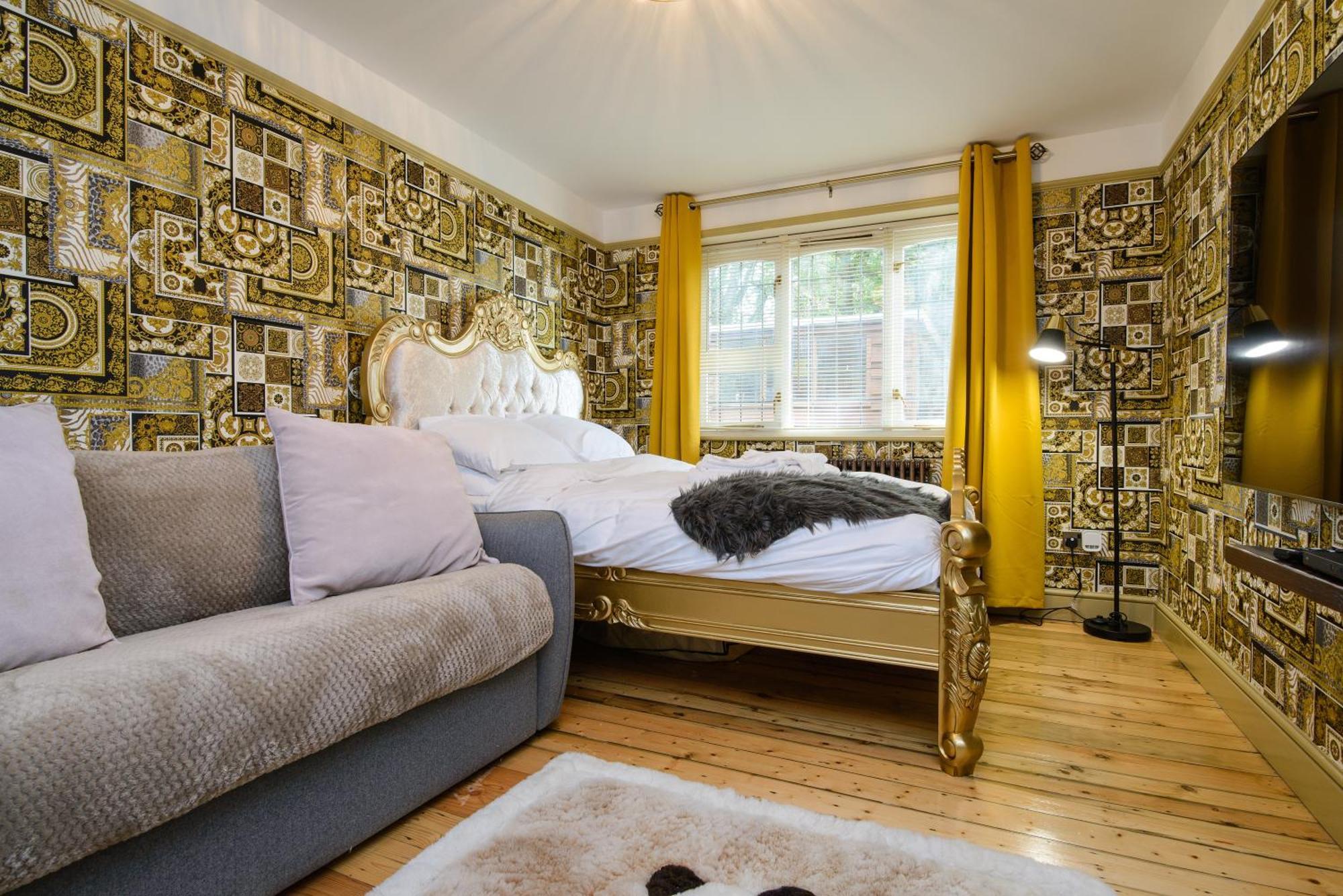 Deluxe 4 Or 5 Bed House With Hot Tub, Cinema Room Sleeps 15 แซฟฟรอนวอลเดน ภายนอก รูปภาพ