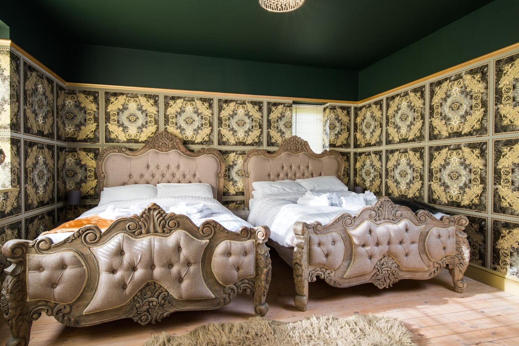 Deluxe 4 Or 5 Bed House With Hot Tub, Cinema Room Sleeps 15 แซฟฟรอนวอลเดน ภายนอก รูปภาพ