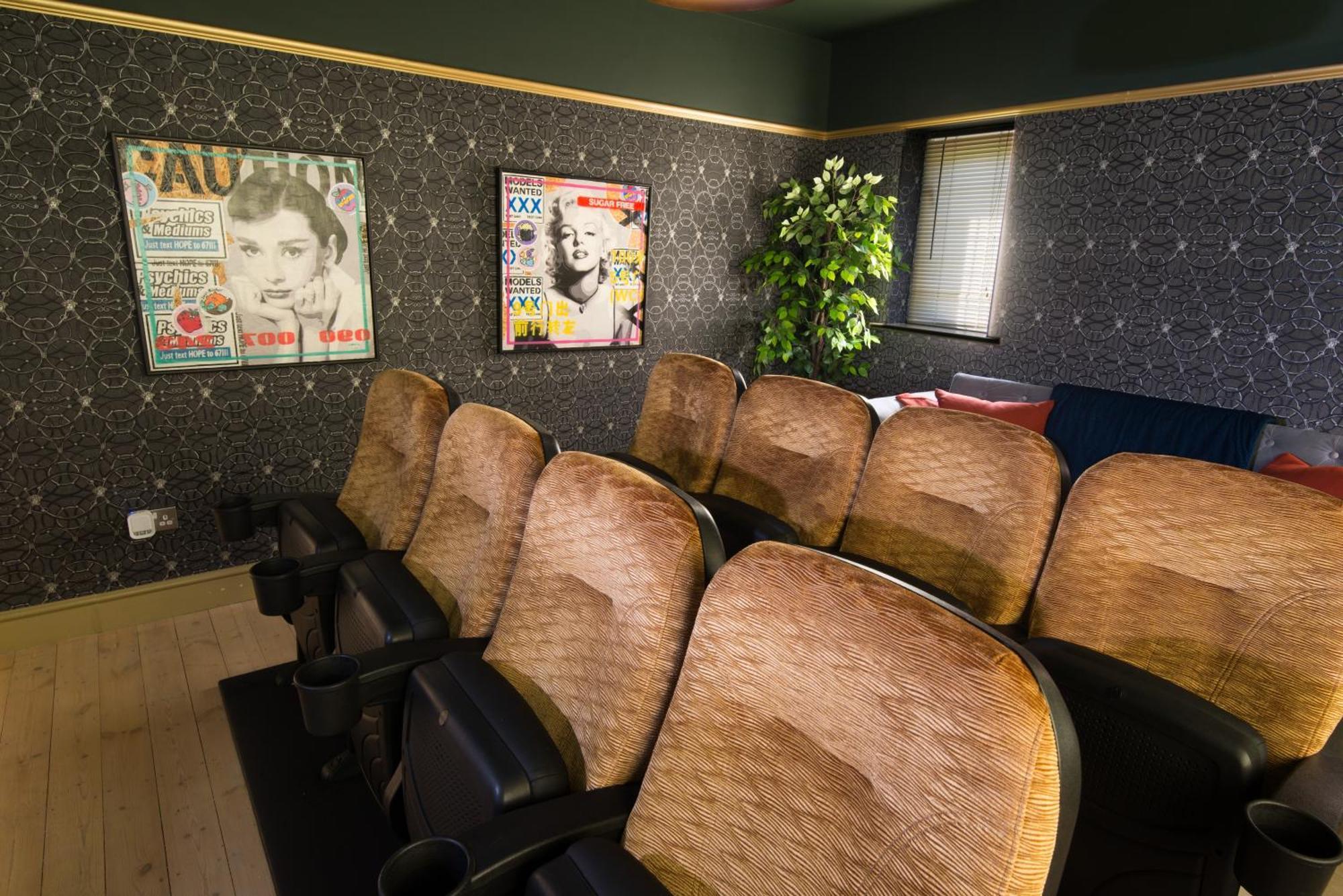 Deluxe 4 Or 5 Bed House With Hot Tub, Cinema Room Sleeps 15 แซฟฟรอนวอลเดน ภายนอก รูปภาพ